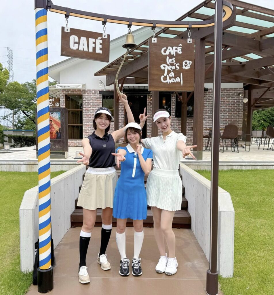 ゴルフを楽しむ仲良し3人組