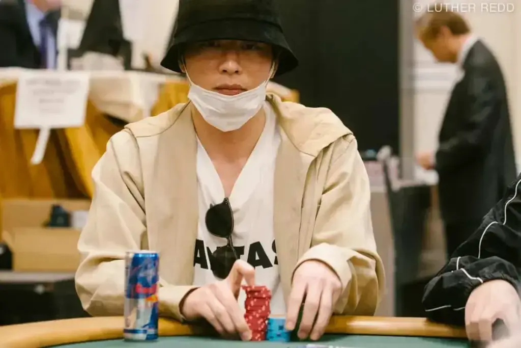 田中圭さんがポーカーを楽しむ