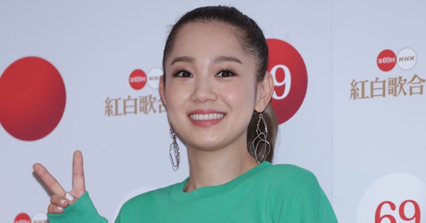 カメラに向かって笑顔の西野カナ