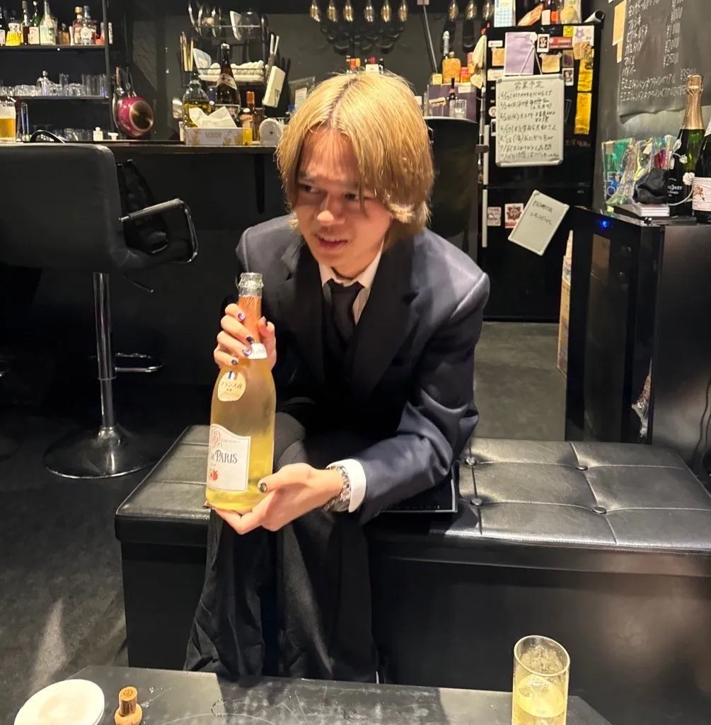 造船太郎、シャンパンを飲む