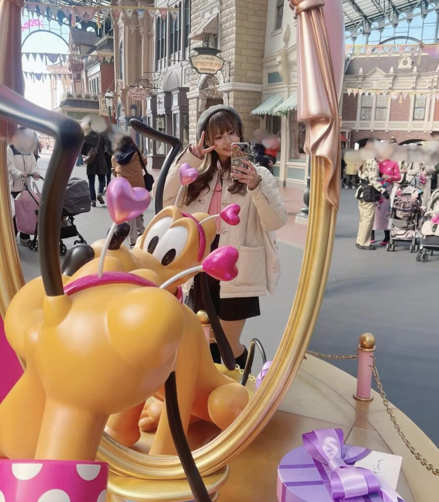キャラクターと楽しむ女性