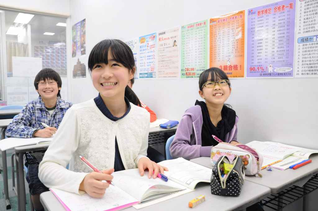 塾で勉強する生徒