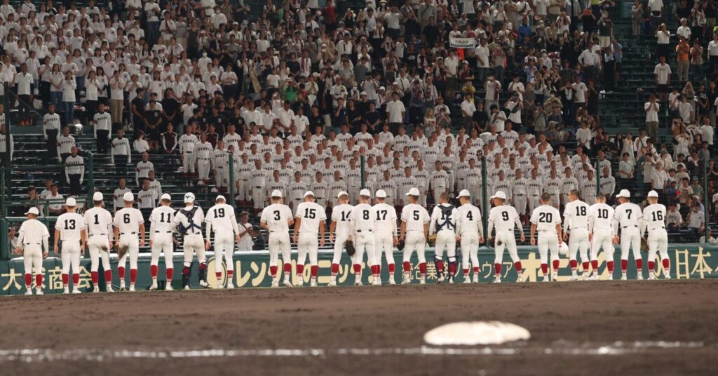 広陵高校が甲子園でプレーをする姿