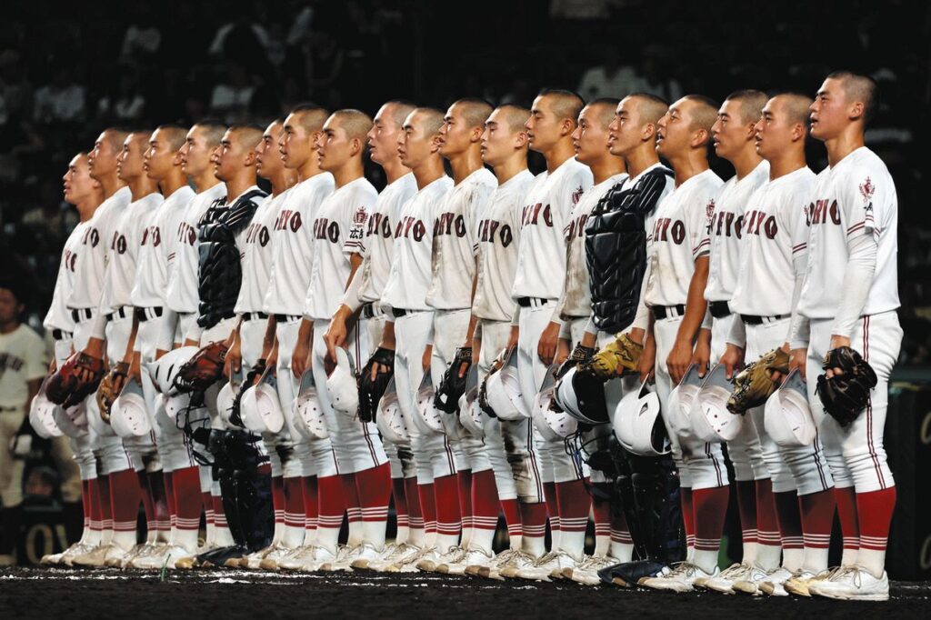 甲子園でプレーする広陵高校