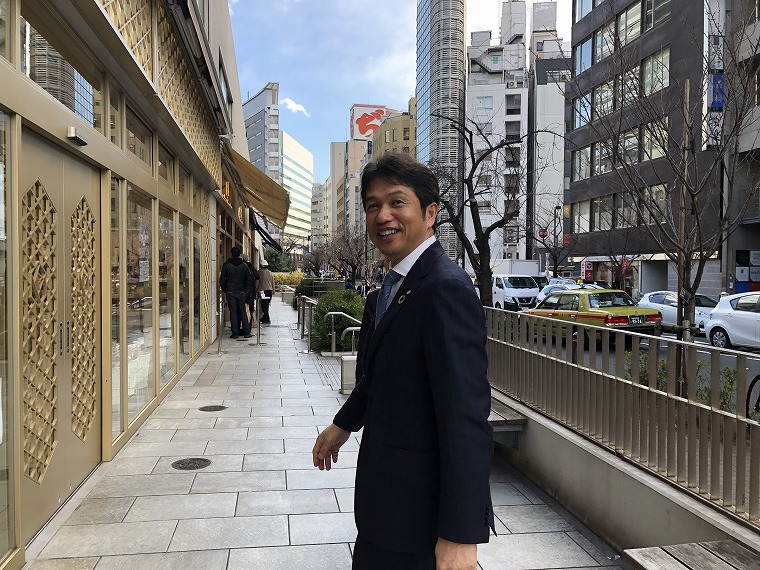 大井川知事の振り返り姿