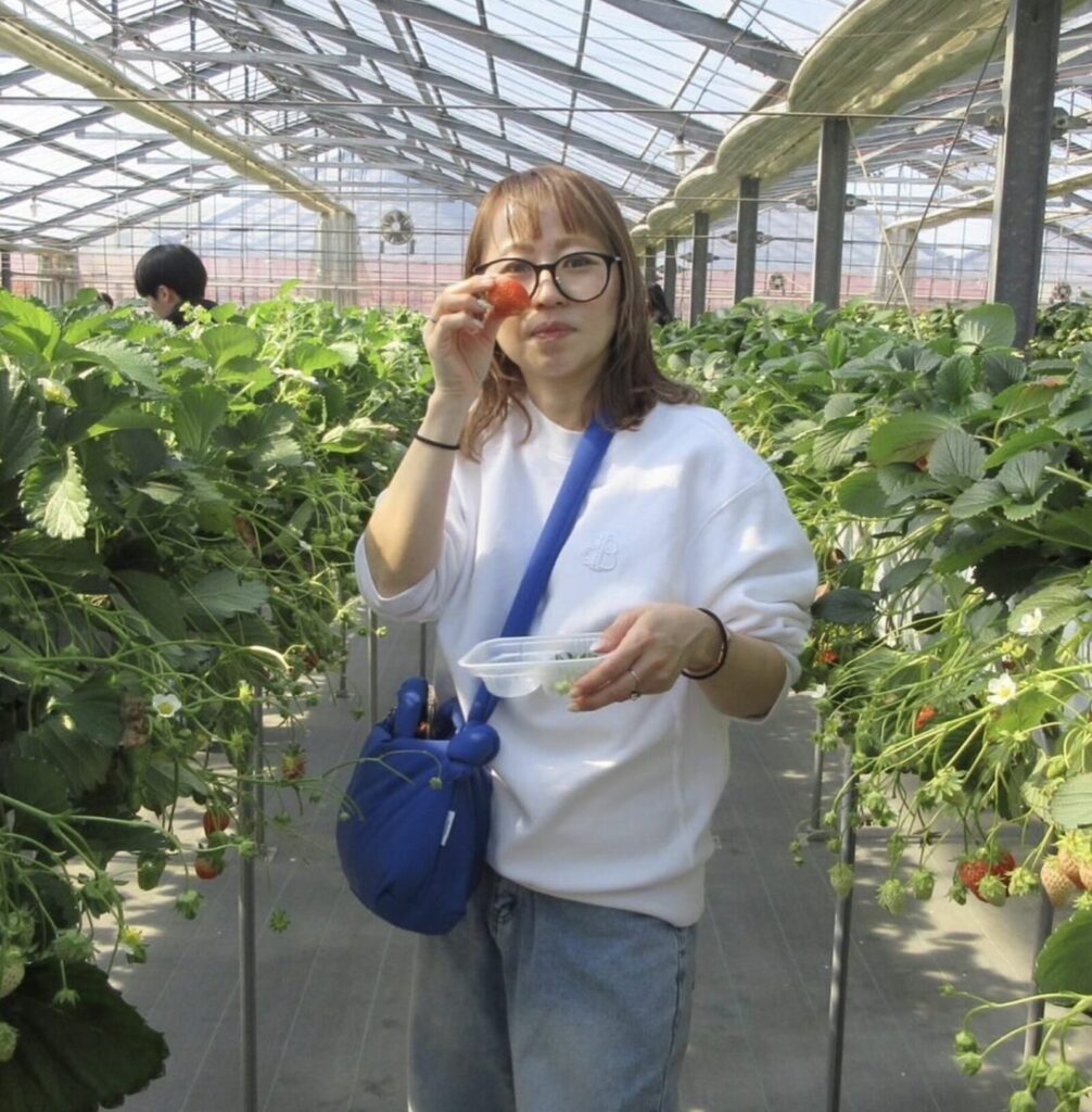 漆山家の母、イチゴを食べる