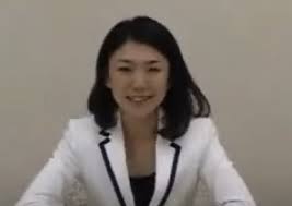 牧島かれんの若い頃