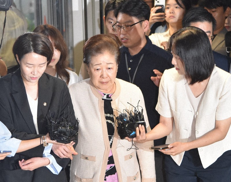 鶴子報道人の前に現れる