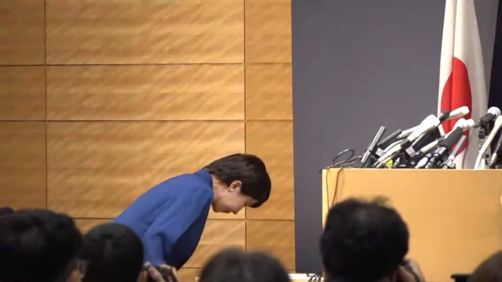 日本国旗に頭を下げる高市さん